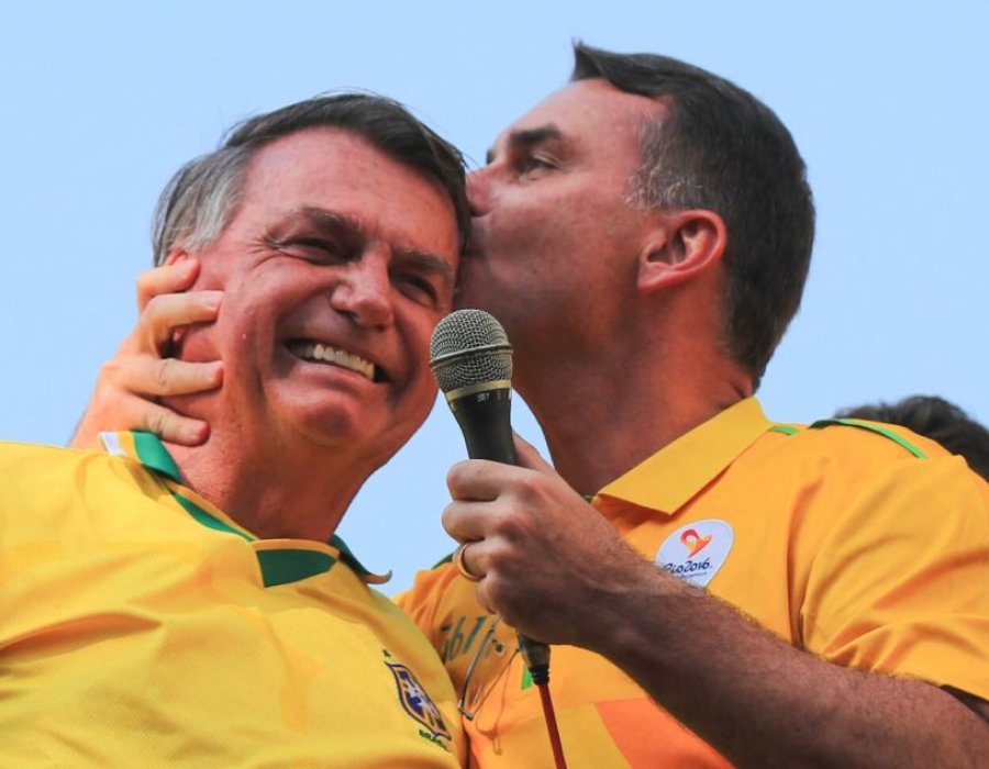 Flávio Bolsonaro supera votação do pai no 1º turno de 2018 e 2022